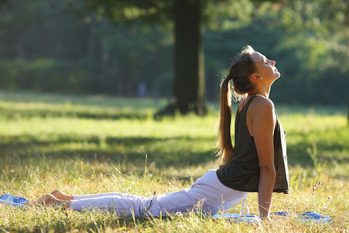 tập luyện yoga trong tự nhiên
