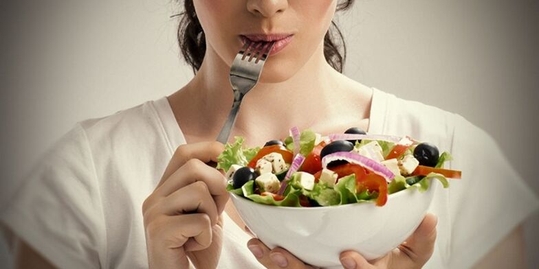 Cô gái ăn uống đúng cách để tránh vấn đề thừa cân