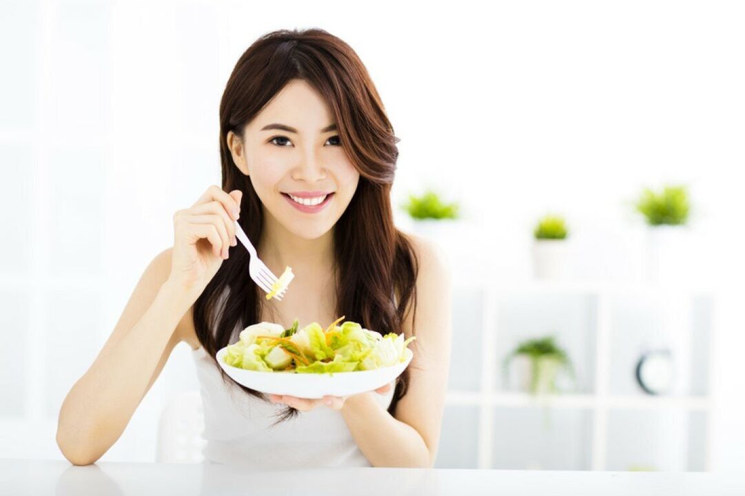Người phụ nữ Nhật ăn salad